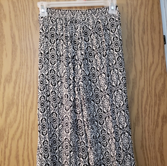 Really pretty black and white patterned "pants" with lace lined splits at sides. - Picture 5 of 7